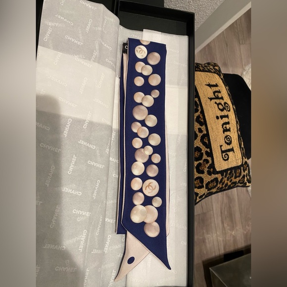 SALE❗️Pre-owned Authentic Chanel Bandeau scarf - Picture 1 of 6
